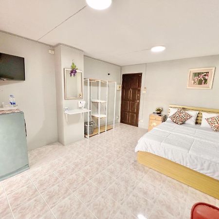 Penyos Suite Bangkok Luaran gambar